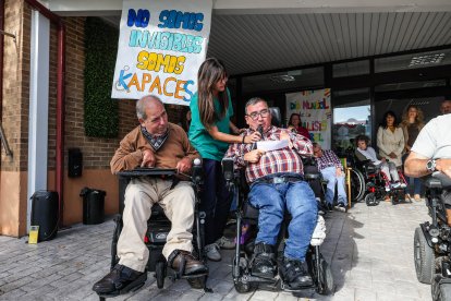 Imágenes de la lectura del manifiesto de los usuarios de Apace Burgos en el Día Internacional de la Paralísis Cerebral.