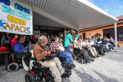 Imágenes de la lectura del manifiesto de los usuarios de Apace Burgos en el Día Internacional de la Paralísis Cerebral.