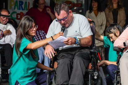 Imágenes de la lectura del manifiesto de los usuarios de Apace Burgos en el Día Internacional de la Paralísis Cerebral.