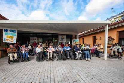 Imágenes de la lectura del manifiesto de los usuarios de Apace Burgos en el Día Internacional de la Paralísis Cerebral.