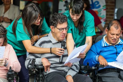 Imágenes de la lectura del manifiesto de los usuarios de Apace Burgos en el Día Internacional de la Paralísis Cerebral.