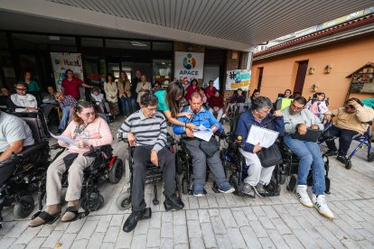 Imágenes de la lectura del manifiesto de los usuarios de Apace Burgos en el Día Internacional de la Paralísis Cerebral.