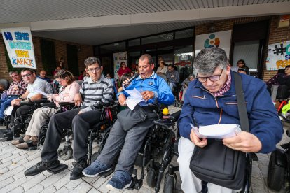 Imágenes de la lectura del manifiesto de los usuarios de Apace Burgos en el Día Internacional de la Paralísis Cerebral.
