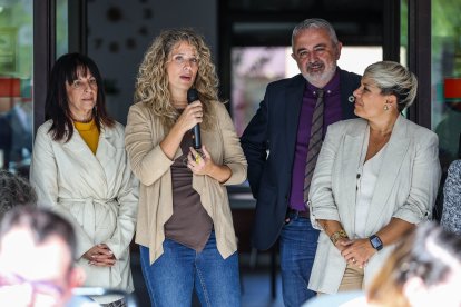 Imágenes de la lectura del manifiesto de los usuarios de Apace Burgos en el Día Internacional de la Paralísis Cerebral.