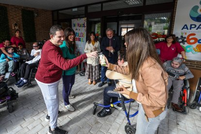 Imágenes de la lectura del manifiesto de los usuarios de Apace Burgos en el Día Internacional de la Paralísis Cerebral.