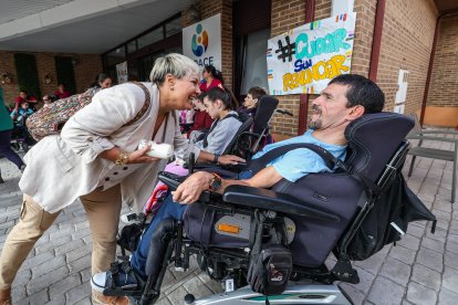Imágenes de la lectura del manifiesto de los usuarios de Apace Burgos en el Día Internacional de la Paralísis Cerebral.