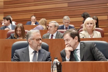 El presidente de la Junta Alfonso Fernández Mañueco y el vicepresidente Primero y Consejero de Desregulación, Familia y Ayudas Sociales Carlos Pollán en el Pleno de las Cortes