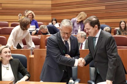 El presidente de la Junta Alfonso Fernández Mañueco y el vicepresidente Primero y Consejero de Desregulación, Familia y Ayudas Sociales Carlos Pollán en el Pleno de las Cortes