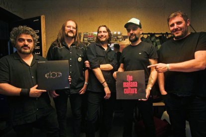 Los miembros de The Mañana Culture, con sus dos LPs.