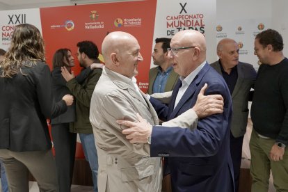 El alcalde Jesús Julio Carnero saluda a Luis José Cillero,  director de la Escuela Alcazarén, en la presentación del XXII Concurso Nacional de Pinchos y Tapas ‘Ciudad de Valladolid’ y el X Campeonato Mundial de Tapas ‘Ciudad de Valladolid’.