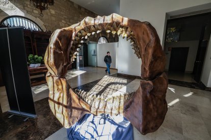 Una réplica a tamaño real de una mandíbula de megalodón recibe al visitante en el Monasterio de San Juan.