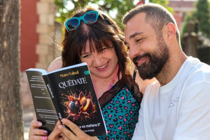 Ana Rocío Madruga y Marcos Castro publican la novela erótica ‘Quédate’ bajo el seudónimo Maro Valnal