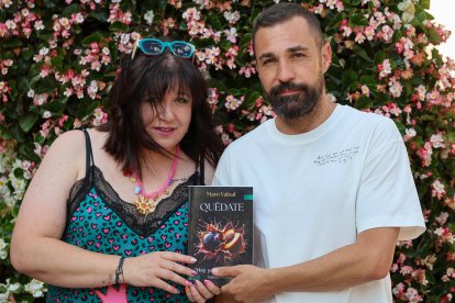 Ana Rocío Madruga y Marcos Castro publican la novela erótica ‘Quédate’ bajo el seudónimo Maro Valnal