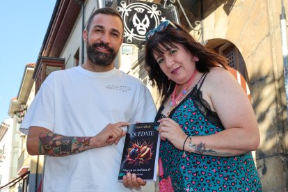 Ana Rocío Madruga y Marcos Castro publican la novela erótica ‘Quédate’ bajo el seudónimo Maro Valnal