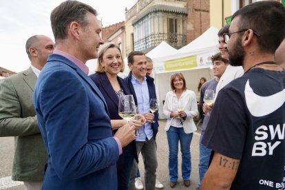 La vicepresidenta segunda, Isabel Blanco, asiste a la Feria del Vino de la 36 edición de la Fiesta de la Vendimia D.O. Rueda.