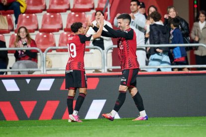 Riki y Unzueta se felicitan por el gol de la primera parte.