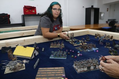 El cubil del Mago; en la imagen Valaya Jimeno Santos, encargada de la tienda y sala de Rol
