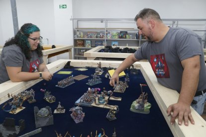 El cubil del Mago, en la imagen Valaya Jimeno Santos, encargada de la tienda y sala de Rol, junto a su padre Óscar jugando una partida