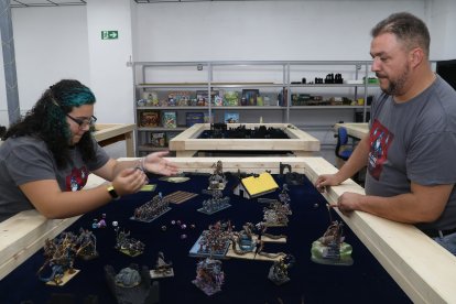 El cubil del Mago, en la imagen Valaya Jimeno Santos, encargada de la tienda y sala de Rol, junto a su padre Óscar jugando una partida