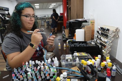 El cubil del Mago; en la imagen Valaya Jimeno Santos, encargada de la tienda y sala de Rol