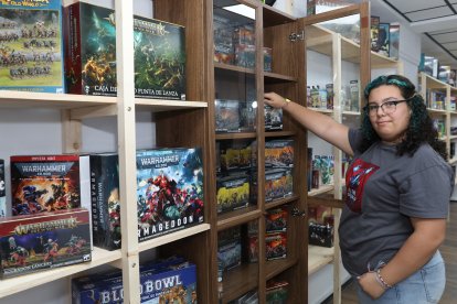 El cubil del Mago; en la imagen Valaya Jimeno Santos, encargada de la tienda y sala de Rol