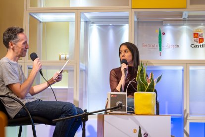 Alfonso Gutiérrez y Lara Martínez, durante la conversación.