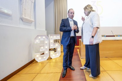 Carlos Izquierdo y la directora de Proyecto Hombre Burgos, Marta González, antes del inicio del acto.