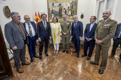 Numerosas autoridades políticas, militares y religiosas acudieron a la cita académica.