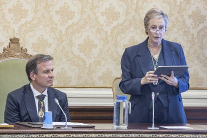 María Jesús Jabato dio lectura a la memoria del curso pasado.