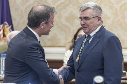 El presidente de la Diputación, Borja Suárez, felicita al nuevo académico, Lorenzo Benedet Caraballo.
