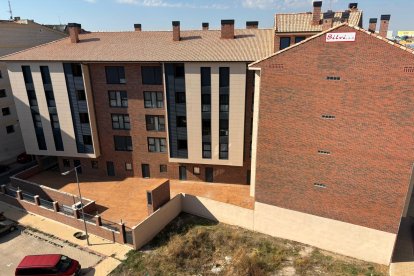 La parcela donde prevén construir el futuro edificio colinda con el patio de los locales adquiridos