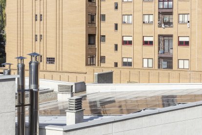 Paneles solares instalados en la cubierta de la sede de la Gerencia de Atención Primaria en Burgos.