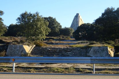 'El Águila de Sagardía' visto de las carretera N-623.