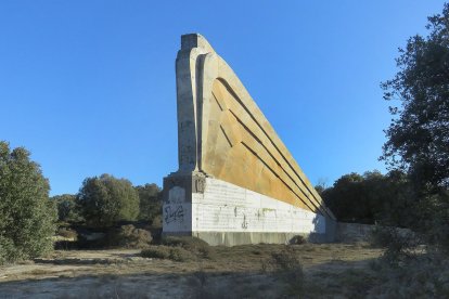 'El Águila de Sagardía' está construida en caliza, hormigón y mármol.