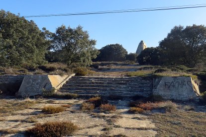 Unas escaleras indican el camino hacia la macroescultura.