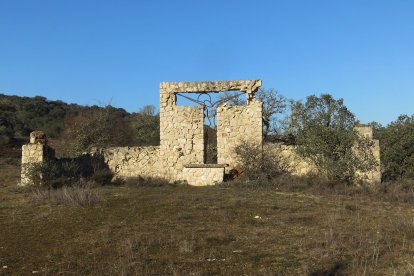 Este altar, muy deteriorado, está en el kilómetro 72 de la N-623, muy cerca de 'El Águila de Sagardía'.