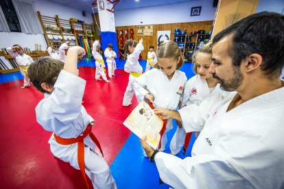 César muestra el cuento a algunos alumnos.