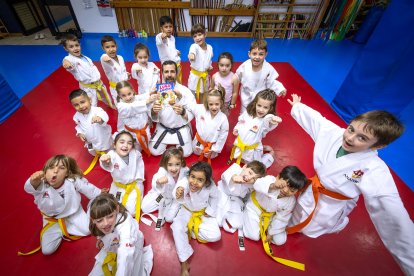 César muestra el cuento junto a algunos de sus alumnos.