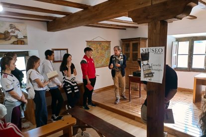 Los alumnos visitaron el interior de la antigua escuela.