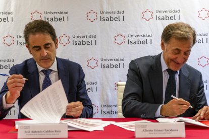 Galdón y Gómez Barahona, durante la firma del convenio.