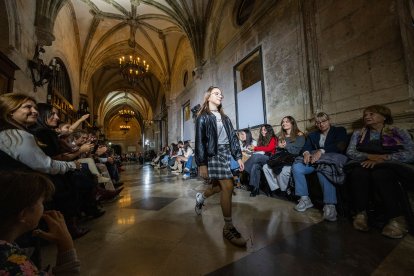 Desfile de moda MOBU 2026.