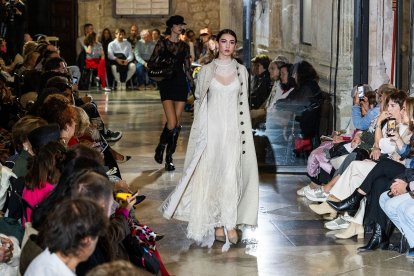 Desfile de moda MOBU 2026.