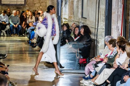 Desfile de moda MOBU 2026.