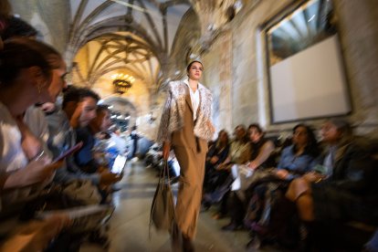 Desfile de moda MOBU 2026.