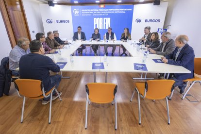 Reunión de Cuca Gamarra y representantes del PP de Burgos con portavoces de los funcionarios de prisiones en la provincia.
