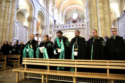 Acto de investidura de nuevos caballeros y damas del Gran Priorato de España de la Orden Militar y Hospitalaria de San Lázaro, con una misa presidida por el cardenal Baltazar Porras Cardozo. A la ceremonia asisten el obispo de León, el alcalde de la ciudad y el abad de San Isidoro