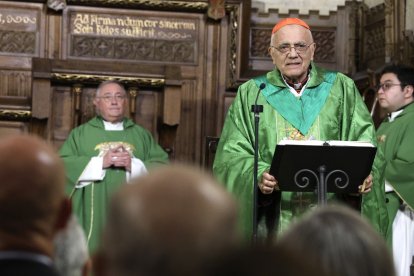 Acto de investidura de nuevos caballeros y damas del Gran Priorato de España de la Orden Militar y Hospitalaria de San Lázaro, con una misa presidida por el cardenal Baltazar Porras Cardozo. A la ceremonia asisten el obispo de León, el alcalde de la ciudad y el abad de San Isidoro