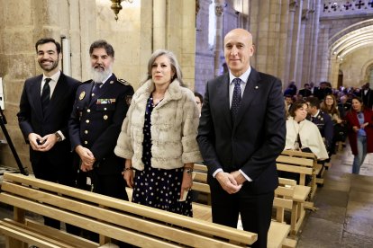 Acto de investidura de nuevos caballeros y damas del Gran Priorato de España de la Orden Militar y Hospitalaria de San Lázaro, con una misa presidida por el cardenal Baltazar Porras Cardozo. A la ceremonia asisten el obispo de León, el alcalde de la ciudad y el abad de San Isidoro