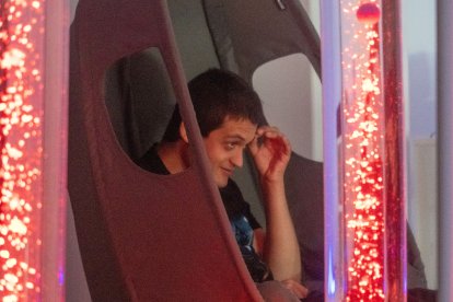 Miguel, usuario del centro San Juan de Dios de Valladolid, en la sala multisensorial del centro