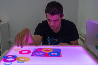 Miguel, usuario del centro San Juan de Dios de Valladolid, en la sala multisensorial del centro
